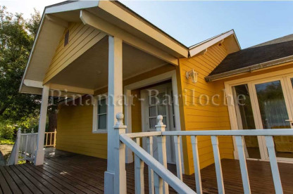 Frente de una casa en alquiler en Cariló, ubicada cerca del mar, con 4 dormitorios, pileta templada y capacidad para 8 personas. Ideal para vacaciones en familia. Casa en alquiler en Cariló | Frente de la propiedad con pileta