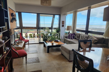 Departamento en Alquiler ubicado en Zona Centro de Pinamar, Gran balcón con vista franca al Mar, 2 Dormitorios, 2 Baños, Cochera. Capacidad máxima 4 personas. Ambiente principal de departamento Frente al Mar - Centro de Pinamar