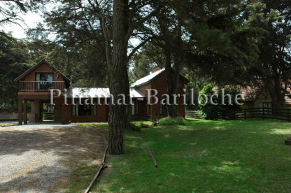 Casa en alquiler en Cariló para hasta 12 personas, con 5 dormitorios, 4 baños, parque y cochera. Amplio parque y frente de la casa en alquiler en Cariló