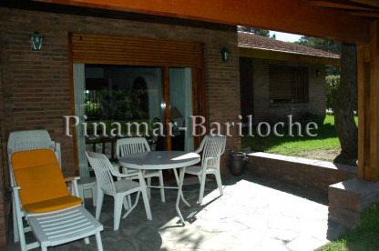 Galería con mesa exterior de casa en alquiler en Pinamar