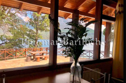 Dueño directo alquila departamento sobre Costa del Lago Gutierrez. Vista desde el interior del Departamento al deck y Lago en Bariloche.