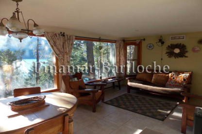 Cabaña en alquiler con vista al lago Gutierrez complejo con pileta. amplio ambiente integrado en medio del bosque en Bariloche.