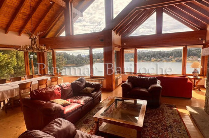 Amplia propiedad con estilo de montaña para 17 personas en alquiler con costa de lago en Bariloche Living con techo de madera y vista panorámica al lago en Bariloche.