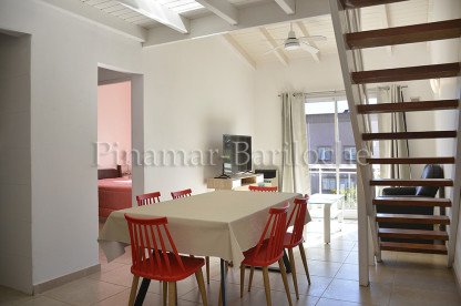 Departamento en alquiler en Pinamar zona centro en duplex con 2 baños. Capacidad 5 personas. Ambiente principal y dormitorio de departamento en Pinamar
