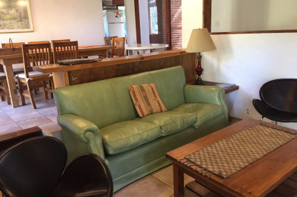 Casa en alquiler en Cariló para hasta 10 personas, de una planta, con 4 dormitorios, 3 baños y ubicada cerca del centro y la playa. Living comedor de la casa en Cariló