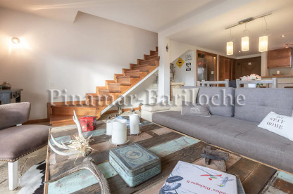 Departamento dúplex en alquiler directo en Arelauquen Golf Club, Bariloche, con 3 dormitorios, vista al Cerro Catedral y capacidad para hasta 6 personas. Living del departamento en Arelauquen Golf Club
