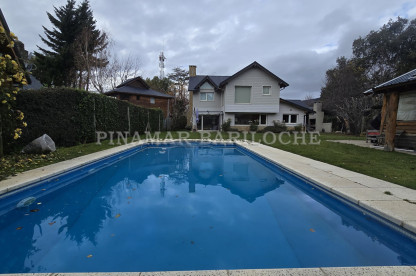 Vista desde el parque de casa en alquiler turístico en Bariloche, piscina de verano y capacidad para 8 personas. Casa en alquiler con piscina en Bariloche