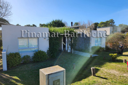 Fachada de moderna casa en alquiler en Cariló, ubicada a pocas cuadras de la playa y con amplio jardín. Imagen exterior parque de la casa en alquiler en Cariló cerca de la playa