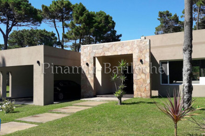 Pinamar propiedad en venta barrio residencial Álamos II. De reciente construcción, distribuida en una sola planta y con pileta, cuenta con 3 Dorm, 3 Baños y Toilette. Moderna propiedad en venta en Pinamar