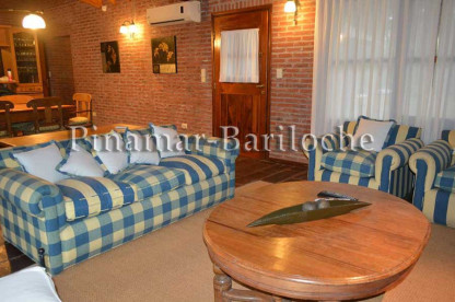 Living amplio y luminoso de una casa en alquiler en Cariló, con cómodos sillones y ambiente integrado. Propiedad con piscina climatizada, quincho y capacidad para 8 personas, a metros del centro comercial. Dueño alquila en zona centro de Cariló, living con cómodos sillones