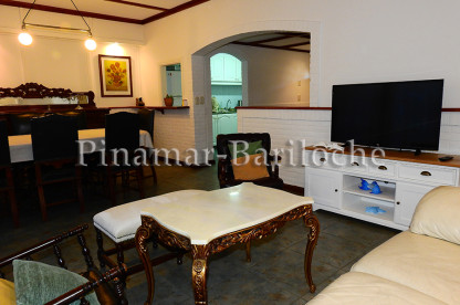 Sala de estar y comedor integrados del dúplex en Pinamar Golf, con cocina comunicada, ideal para alquiler temporario de hasta 5 personas. Dúplex en Pinamar Golf | Sala de estar y comedor