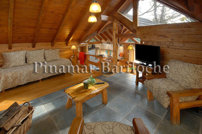 Complejo de cabañas con servicios, piscina interior, exterior y amenities. Ambiente principal con techos de madera de cabaña en Angostura