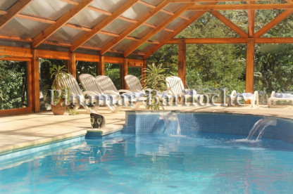 Cabañas en alquiler en Villa la Angostura, dentro de complejo con servicios. Piscina cubierta del Club House en Villa La Angostura