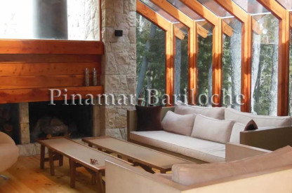 Propiedad en Villa La Angostura en alquiler turístico. Moderno living con estufa hogar en Angostura