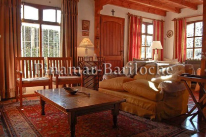 Casa en alquiler con ambientes en madera, títica casa de montaña en Bariloche. Sala de estar estilo patagónico en casa de Bariloche.