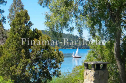 Cabaña para 2 personas en alquiler dentro de complejo con costa de lago en Bariloche. Incluye quincho. Vista al lago de pequeña cabaña para 2 con costa de lago en Bariloche.