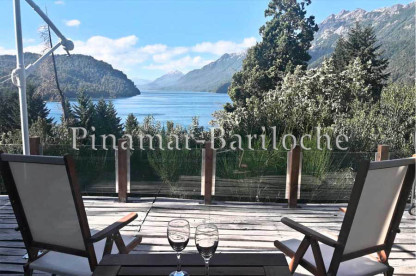Alquiler temporario de cabaña para 3 personas en Villa La Angostura. Deck de madera con reposera con vista al lago en Villa La Angostura