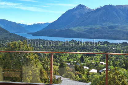 Excelente propiedad en alquiler con increible vista al Lago Gutierrez. Barrio Lomas del Cauquen. Vista al lago y montañas desde el balcón en Bariloche