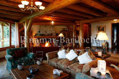 Casa en alquiler turístico con costa de lago Gutierrez, complejo con servicios. Capacidad 9 personas. Living con cómodos sillones estufa hogar encendida de la casa en Bariloche