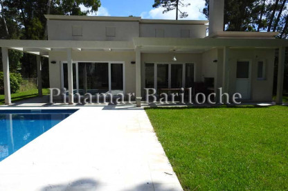 Casa en alquiler en Pinamar en una sola planta 3 dormitorios y pileta. Capacidad 6 personas. Parque, pileta y fachada de la propiedad en Álamos II Pinamar