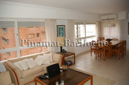 Departamento céntrico con cochera doble, cerca del mar y capacidad para 7 personas. Living comedor luminoso de departamento en alquiler en Pinamar
