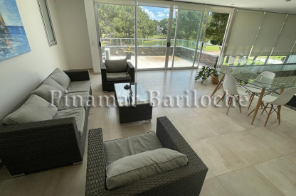 Casa en venta en Pinamar, Moderna contrucción, grandes ventanales al parque, pileta, Gimnasio con jacuzzi, 4 Dorm, 4 Baños y Toi, Doble cochera. Semi 450 Totales 600 m2 Sala de estar de moderna propiedad en La Herradura Pinamar