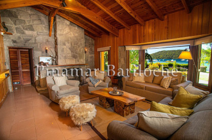 Casa en alquiler en Bariloche con gran parque, quincho, costa de lago y muelle. Capacidad 7 personas. Acogedor Living con vista al parque y lago en Bariloche