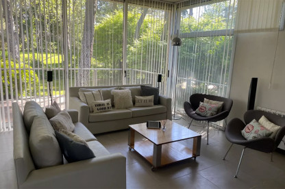 Casa moderna en alquiler en Cariló | Living con vista al parque