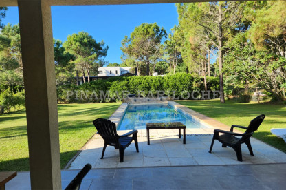 Casa en venta con Piscina Climatizada en Pinamar Barrio Cerrado La Herradura – Dueño Vende. 2 Plantas. 4 Dormitorios y Dependencia. 3 Baños, Toilette y Cochera. 280 m2 + 40 m2 de Piscina.
2 Plantas Propiedad con Piscina Climatizada en Venta Barrio La Herradura Pinamar