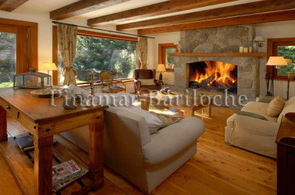 Casa de montaña con costa de lago y muelle propio. Capacidad 10 personas. Living de montaña con hogar de casa con costa de Lago en Bariloche