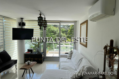 Edificio de Categoría con Amenities, Departamento de 3 ambientes todos con aire acodicionado, Cochera cubierta. PARADA CUATRO - LA BRAVA - PUNTA DEL ESTE. Living de departamento en alquiler Edif Be Punta - Punta del Este