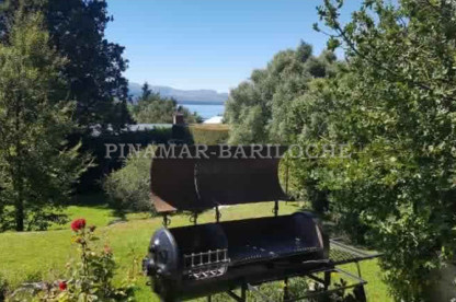 Casa tipo PH en alquiler en Bariloche, Parque propio, vista al lago. Km 4 cerca del centro. Vista exterior, parque, chulengo y lago de la casa en alquiler en Bariloche.
