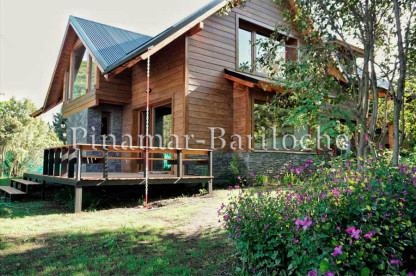 Casa en alquiler en Bariloche, tipo cabaña con vista al lago, parque cercado, cercana al lago. Casa tipo cabaña, fachada en madera con parque en Bariloche