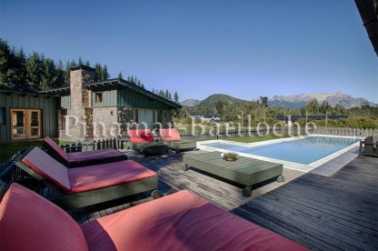 Propiedad ubicada en Península. Casa está ubicada dentro de una chacra de 10 ha. Exterior deck con reposeras y piscina