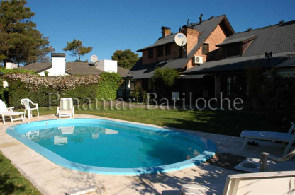 Propiedad en alquiler con capacidad para 12 personas, 4 dormitorios en suite, Dependencia con baño, 6 baños y toilette, pileta Casa en alquiler en Pinamar, Zona Norte, a 2 cuadras del mar con pileta