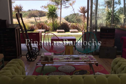 Casa en venta frente al mar en Pinamar Frontera, con piscina climatizada, 5 dormitorios y diseño moderno. Living frente al mar en Pinamar Frontera