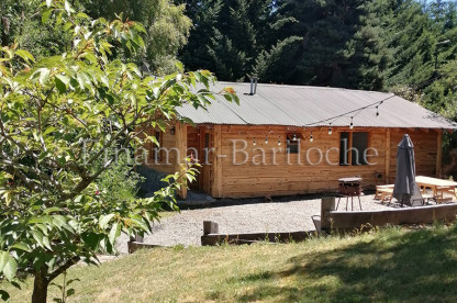 Alquiler directo de cabaña en base de Cerro Bayo con 2 dormitorios. Exerior parque y fachada de cabaña para 5 personas en Angostura