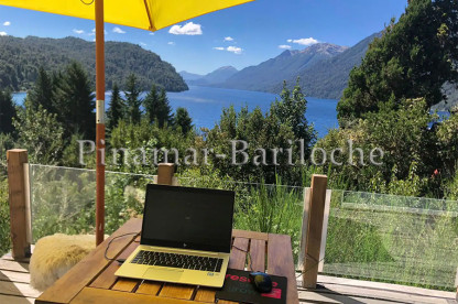 Cabaña en alquiler con deck con increible vista al Lago. Capacidad 2 personas. Vista al lago desde el deck de la cabaña en Villa Angostura