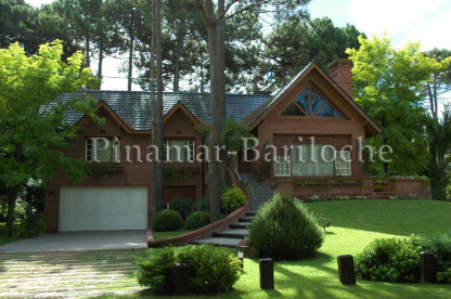 Casa en venta en 2 plantas con pileta climatizada en Pinamar, 5 dormitorios y cochera doble. Parque y Fachada de propiedad en zona Norte de Pinamar