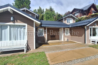 Cabaña en alquiler en Bariloche con vista parcial a Lago Gutierrez y los cerros Catedral, Ventana y Otto. 2 Plantas, 2 Dorm, 1 Baño, Fogón y Parrilla. Estacionamiento. Cabaña ubicada en Km 132 - 2 Dormitorios - Capacidad 4 personas
