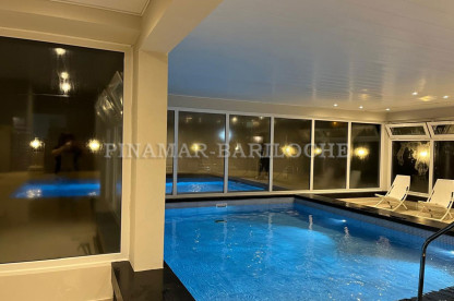 Piscina interior climatizada del complejo, disponible para disfrutar durante la estadía en cualquier época del año. Piscina interior climatizada en Pinamar