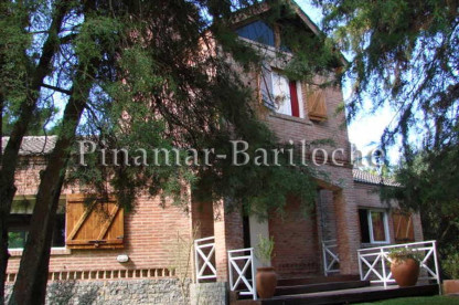 Frente de casa en alquiler en Cariló, rodeada de bosque, ubicada a 2 cuadras del mar. Propiedad con 3 dormitorios, dependencia, parrilla y capacidad para 7 personas. Vista exterior de la casa en alquiler dueño directo en Cariló.