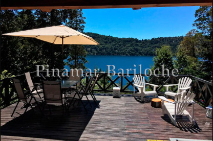 Casa en alquiler con costa de lago Barrio Valle Escondido, a orillas del Nahuel. Capacidad 10 personas. Gran deck al lago con reposeras, mesas y sillas en Bariloche