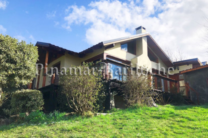 Casa en Alquiler Barrio Melipal cercana al centro, 3 Dormitorios, Altillo, 2 Baños. Quincho con Parrilla, Estacionamiento cerrado. Parque y frente de casa en Bariloche, Barrio Melipal