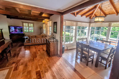 Propiedad estilo americano, en casa de alquiler temporario en Bariloche en Km 17. Ambiente integrado con comedor y grandes ventanales en Bariloche