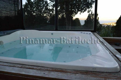 Casa en alquiler temporario en Bariloche con increible vista al lago. Jacuzzi exterior techado de la propiedad en alquiler en Bariloche