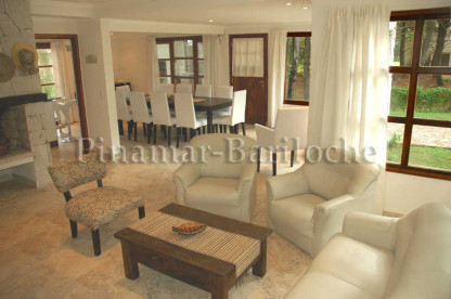 Pinamar alquileres, casa a 1 cuadra del mar, con 5 dorm, 3 baños y Toilette, cochera y parrilla techada. Capacidad 10 personas Pinamar temporada, ideal 2 familias, a metros de Villa del Mar