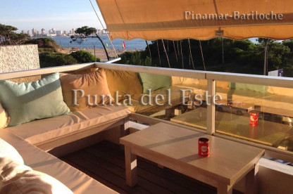 Dueño alquila Departamento Frente al mar, sobre la rambla, en un 4to (último) piso con vista Panorámica. 3 Dormitorios, Dependencia, 2 Baños. Cochera. Departamento en alquiler en Parada 12 – Punta del Este