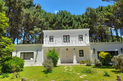 Casa en alquiler en Pinamar 3 dormitorios con baño en suite, y play con camas, capacidad 12 personas Casa en alquiler zona norte / Frontera Pinamar altura Balneario CR