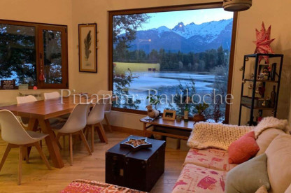 Alquiler en Bariloche Lago Morenito, cabaña en alquiler, Costa de Lago y Muelle. Living Comedor con increible vista en Morenito